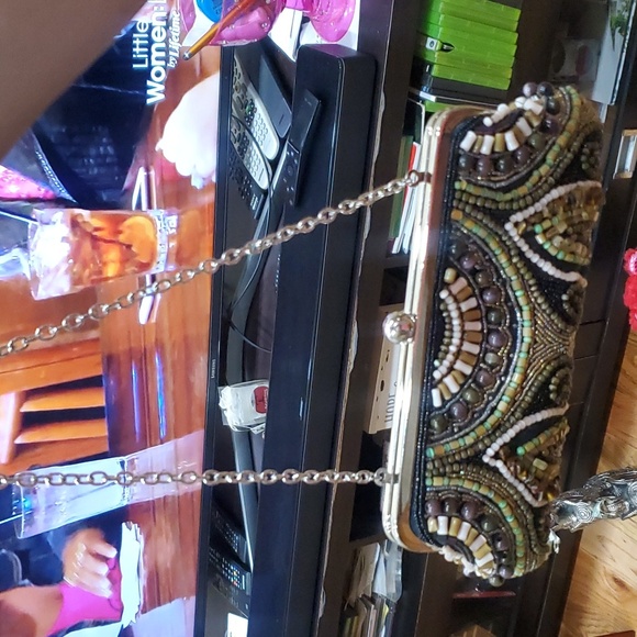 This is a nice beaded clutch just some beads missing on one side ,not notice - Picture 6 of 7